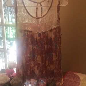 1x shirt with beautiful lace and flowers.